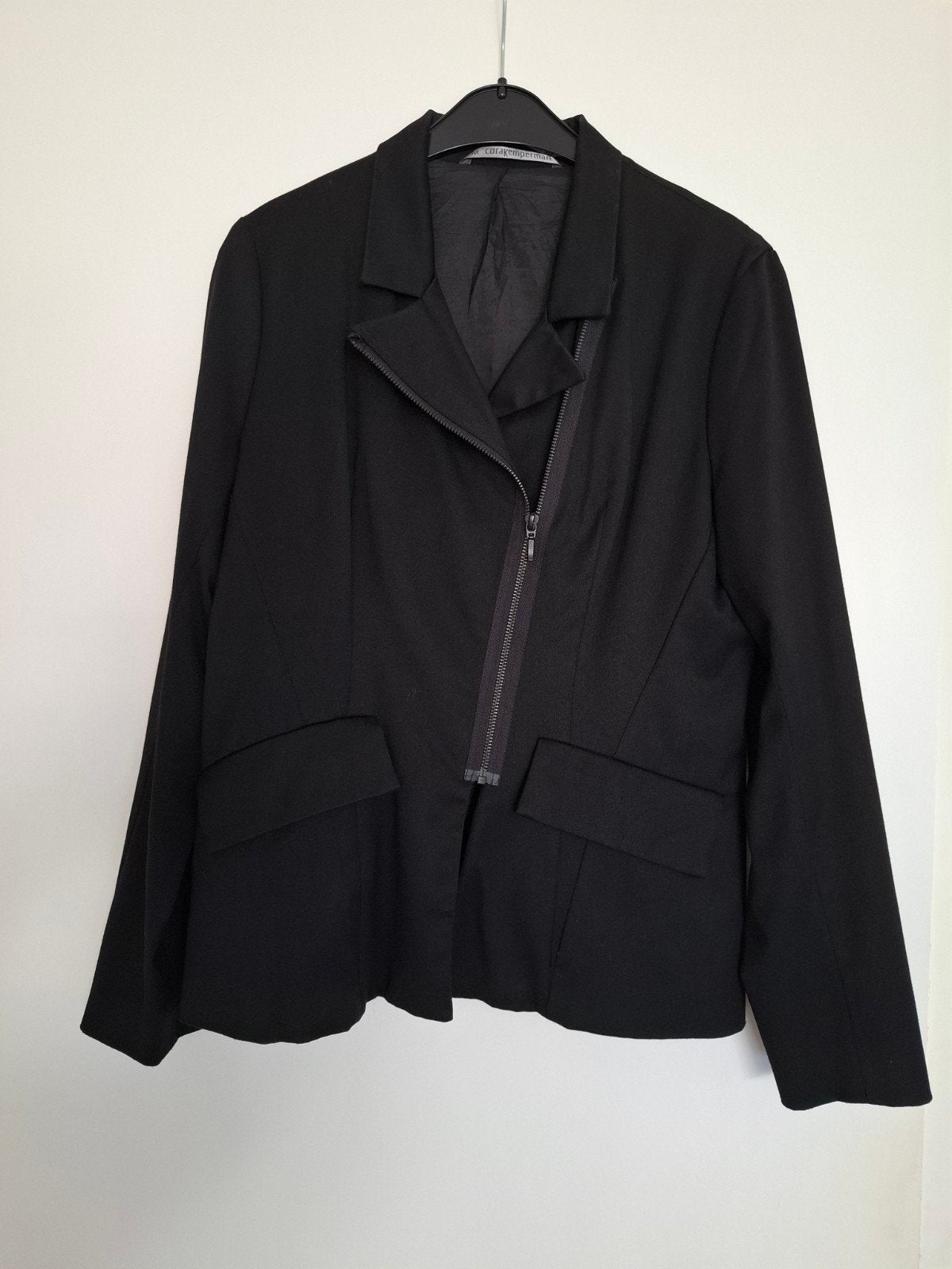 Cora Kemperman Blazer Maat M Zwart met Asymmetrische Rits, Maat 38/40 (M), Zwart, Ophalen of Verzenden, Cora Kemperman