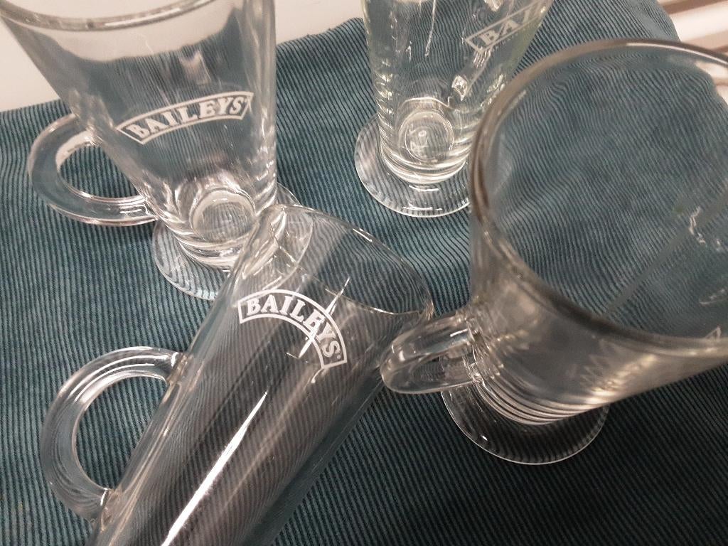BAILEYS IRISH COFFEE glazen, 4 stuks, witte logo, Ophalen of Verzenden, Zo goed als nieuw, Borrel- of Shotglas