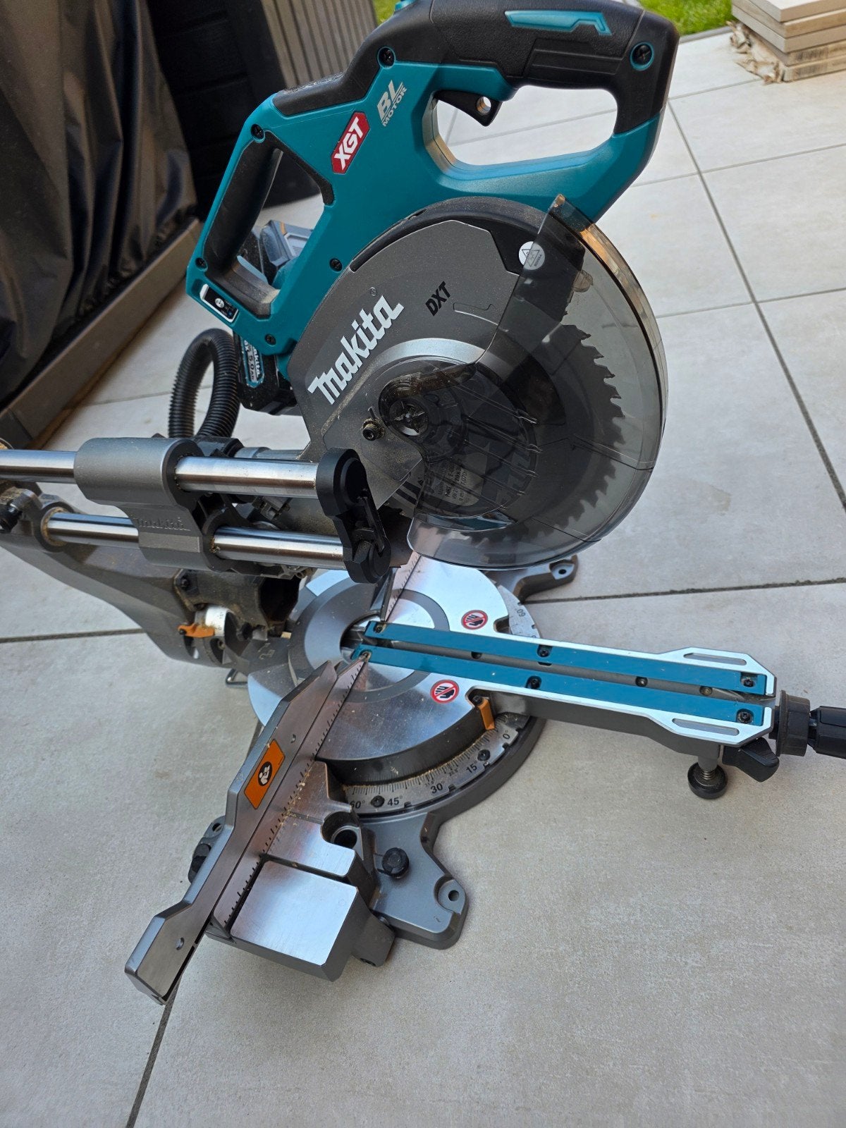 Makita 40 volt accu afkortzaag, zo goed als nieuw, Ophalen of Verzenden, Zo goed als nieuw, Afkortzaag, 30 tot 70 mm