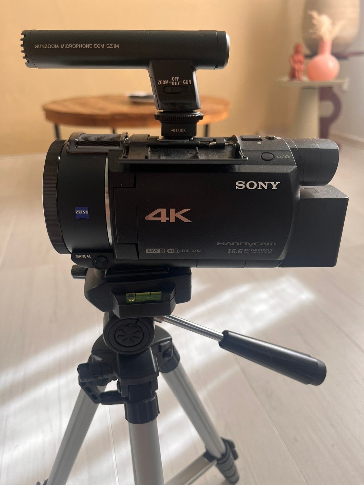 Sony handycam 16,6 megapixels fdr-ax53 met micro, Lenzentelescoop (refractor), Met statief, Ophalen of Verzenden, Zo goed als nieuw