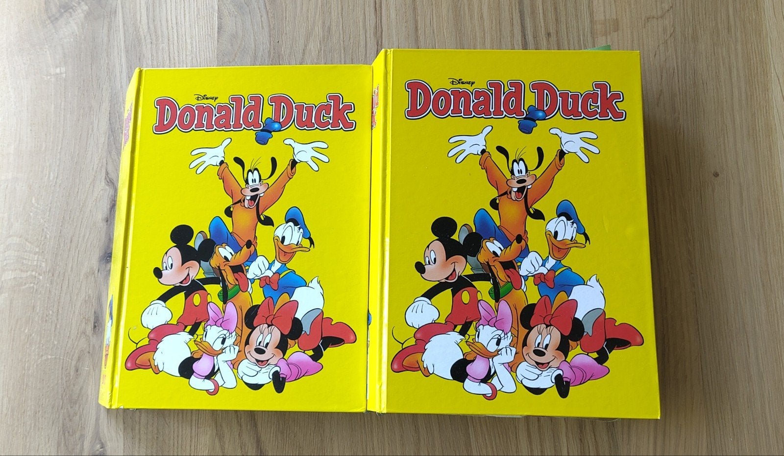 Donald Duck stripboeken 2017 compleet in verzamelmap, Boeken, Stripboeken, Complete serie of reeks, Ophalen, Gelezen