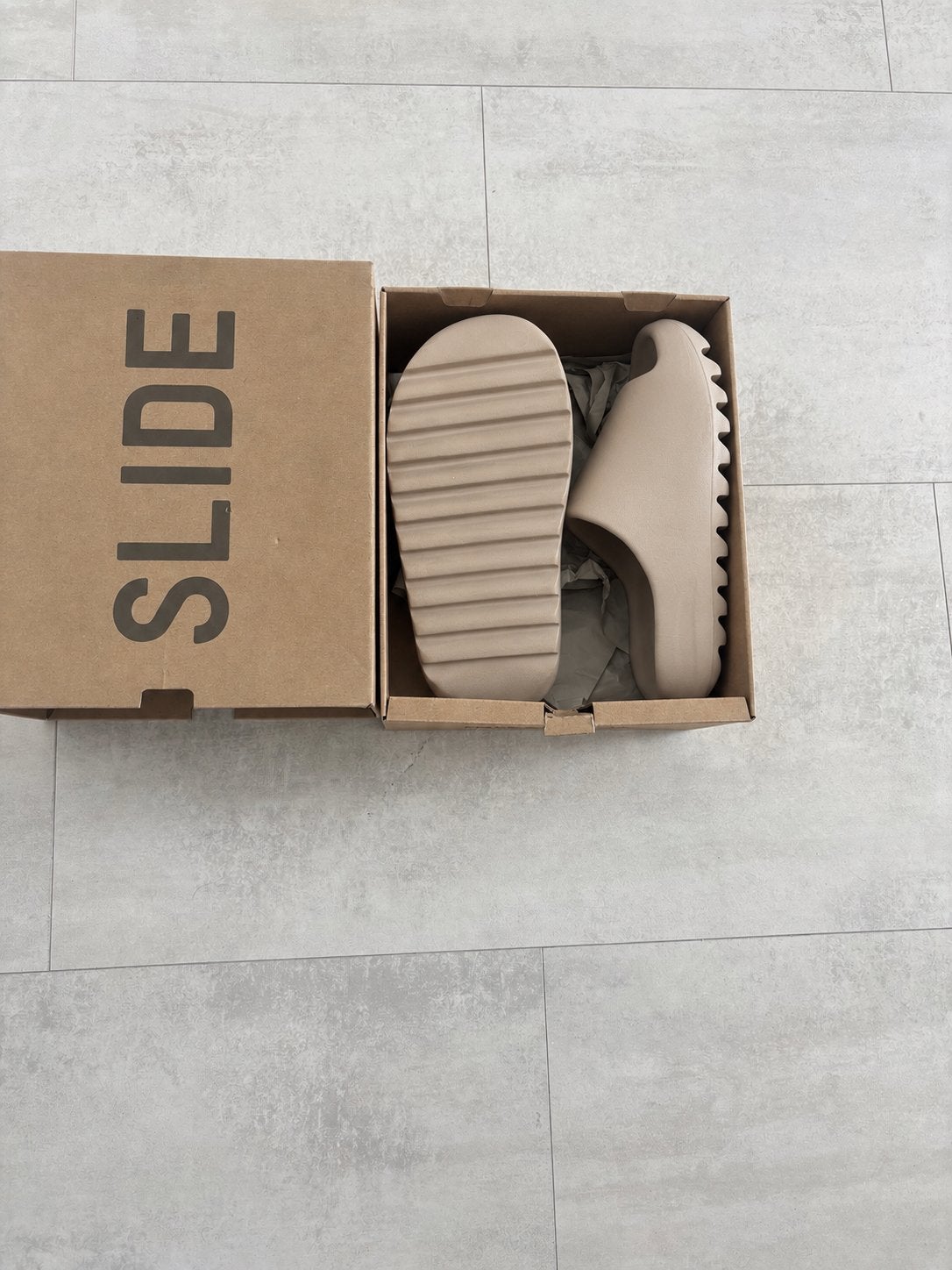 Yeezy Slides - Zeer goede staat, Ophalen of Verzenden, Zo goed als nieuw, Overige kleuren, Slippers