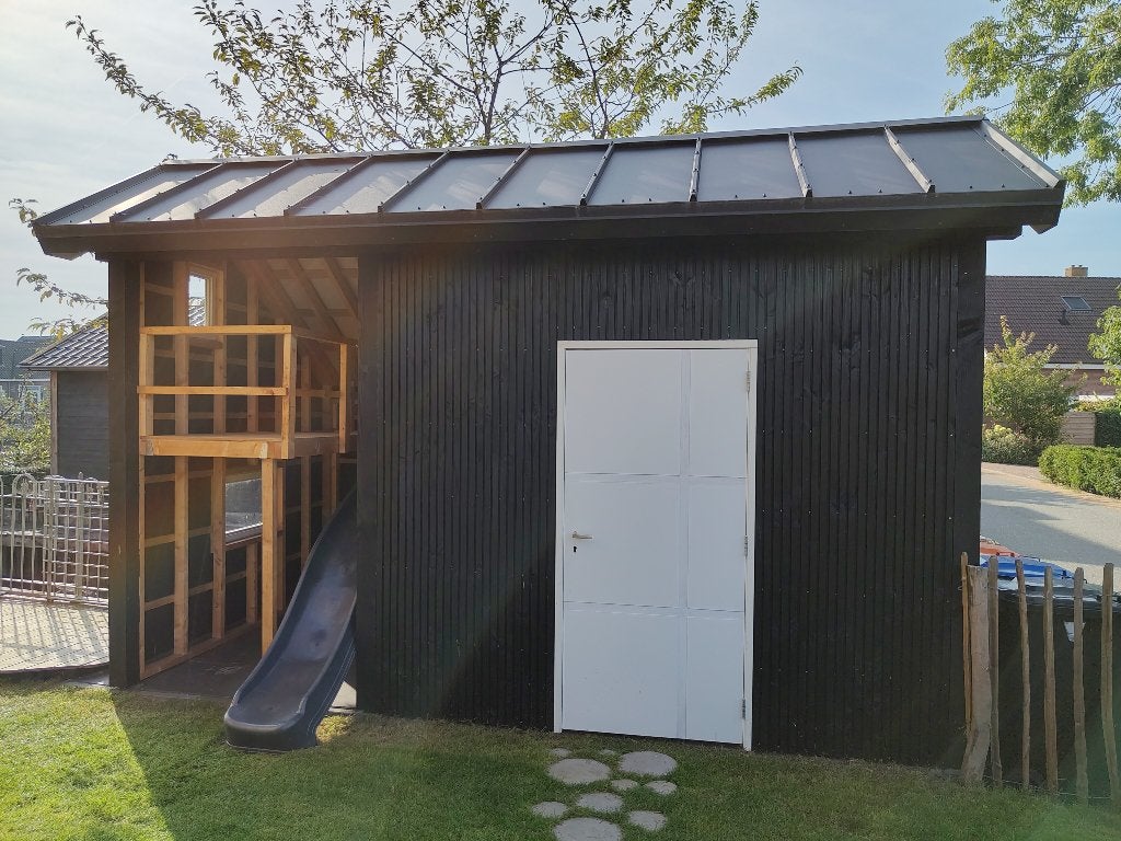 Zwarte douglas houten schuur met speelhuis en glijbaan, Ophalen, 200 tot 400 cm, 250 tot 500 cm, Schuur