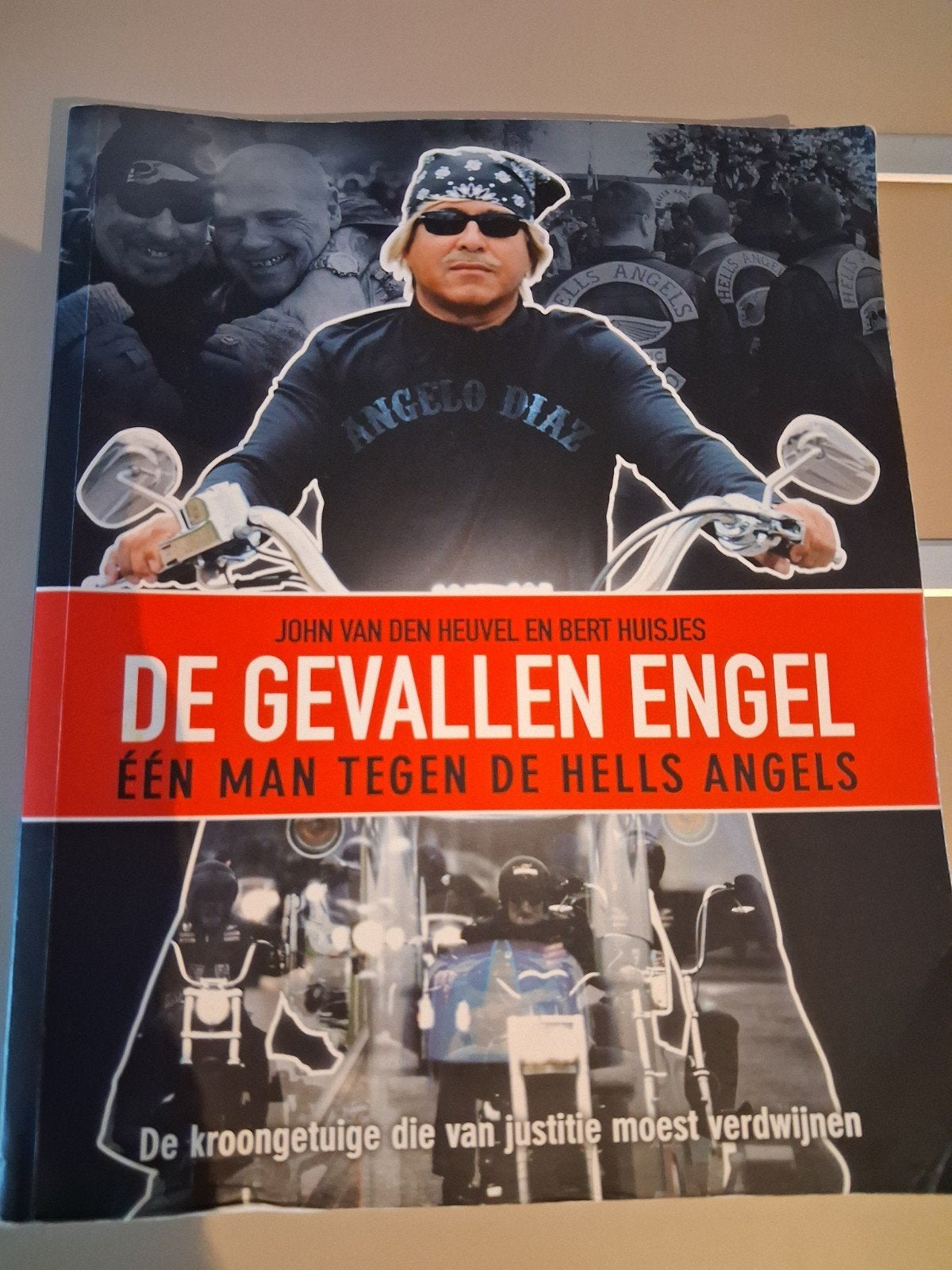 Bert Huisjes - De gevallen engel, Ophalen of Verzenden, Zo goed als nieuw, Bert Huisjes; John van den Heuvel