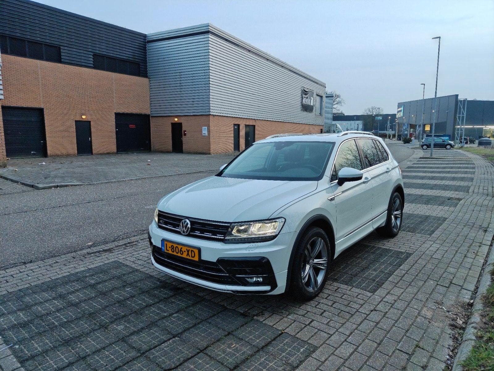 Volkswagen Tiguan R-Line 4MOTION - Panoramadak - Trekhaak 20, Auto's, Automaat, Euro 6, 4 cilinders, Overige bekleding