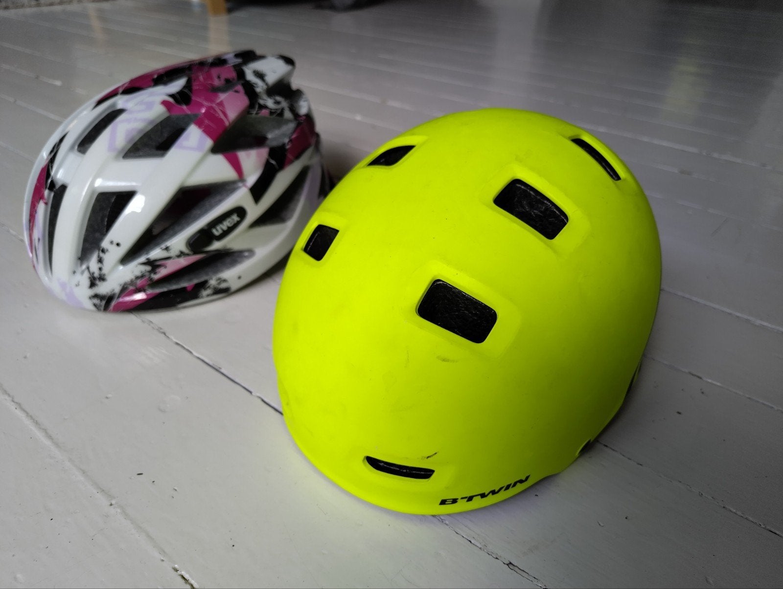 2 Fietshelmen: Btwin Teen 520 geel& Uvex AirWing (wit/roz, Fietsen en Brommers, Ophalen of Verzenden, Gebruikt, Jongen of Meisje