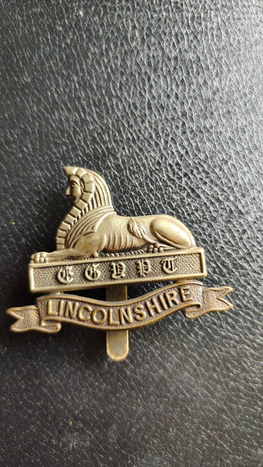 Originele WW2 capbadge Lincolnshire Regiment., Ophalen of Verzenden, Landmacht, Engeland, Embleem of Badge