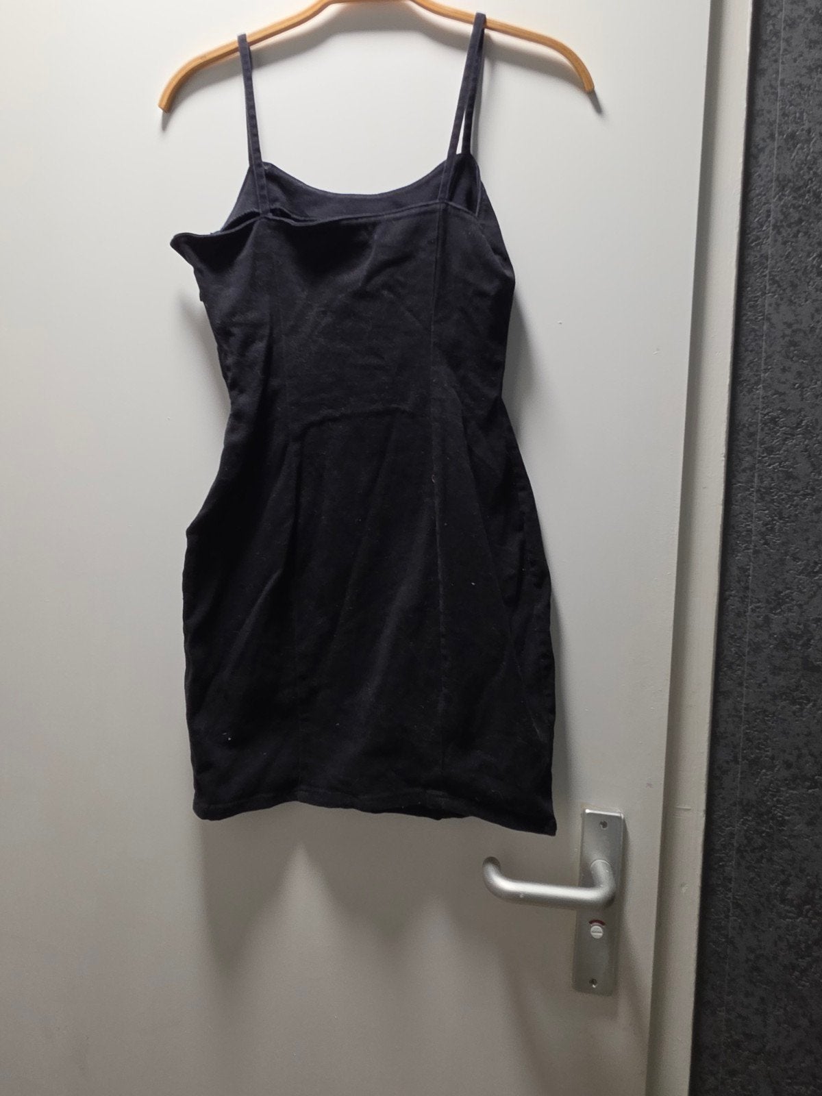 Zwart spijkerjurkje van Divided by H&M, maat 36 (S), Kleding | Dames, Divided by H&M, Zwart, Ophalen of Verzenden, Zo goed als nieuw