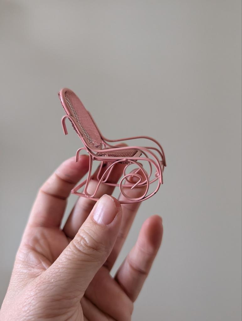 Miniatuur schommelstoel roze - Poppenhuis meubel, Hobby en Vrije tijd, Ophalen of Verzenden, Gebruikt