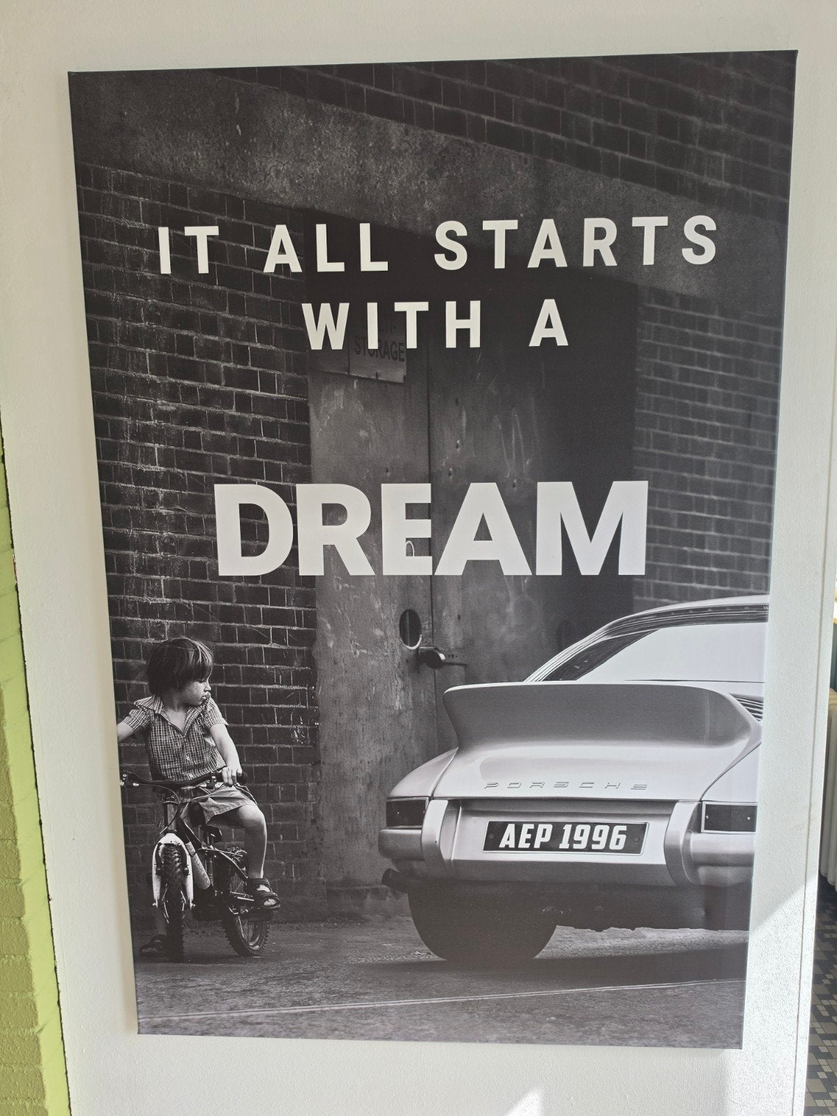 Inspirerende Porsche poster: It All Starts With A Dream, Ophalen of Verzenden, Zo goed als nieuw, Foto of Poster, 75 – 100