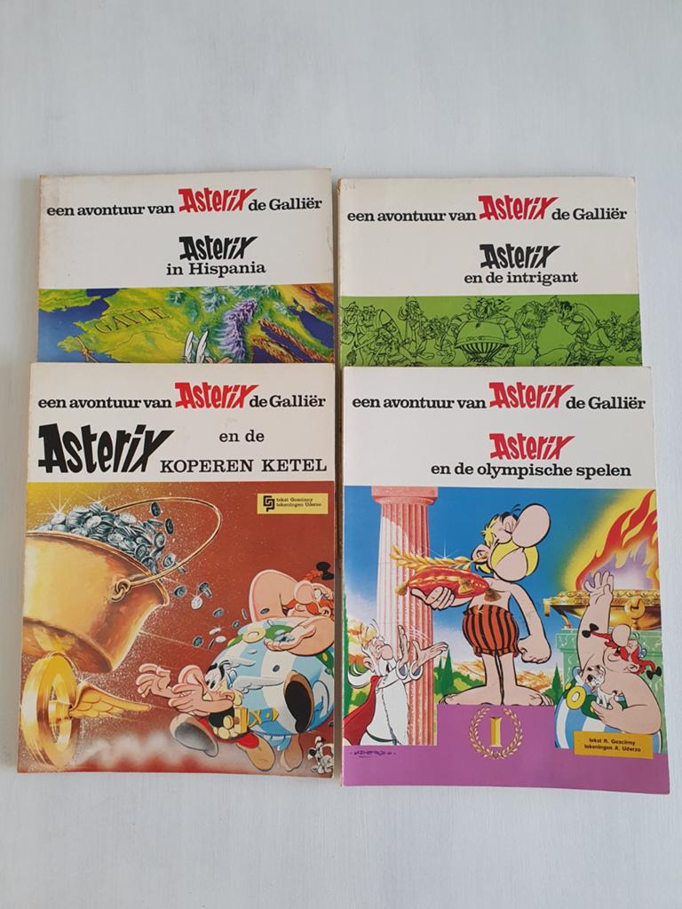 4 stuks Asterix de Galliër uit 1969 en 1970, Eén stripboek, Ophalen of Verzenden, Gelezen