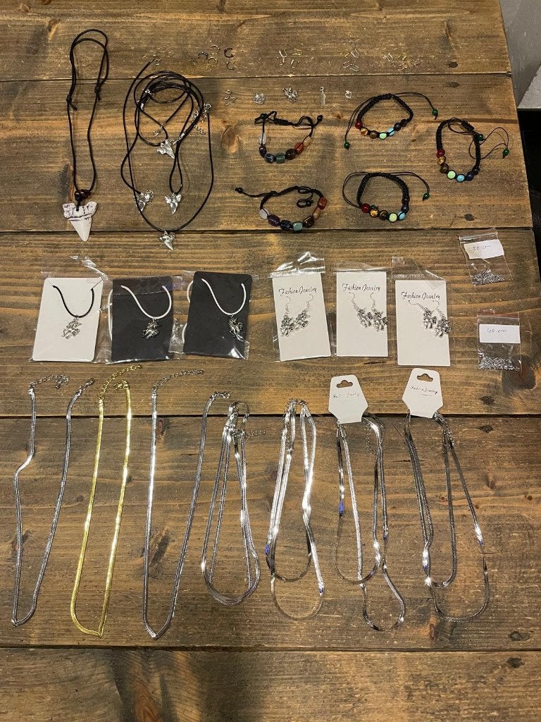 partij sieraden NIEUW - 56 stuks !!! rommelmarkt, Ophalen of Verzenden, Nieuw