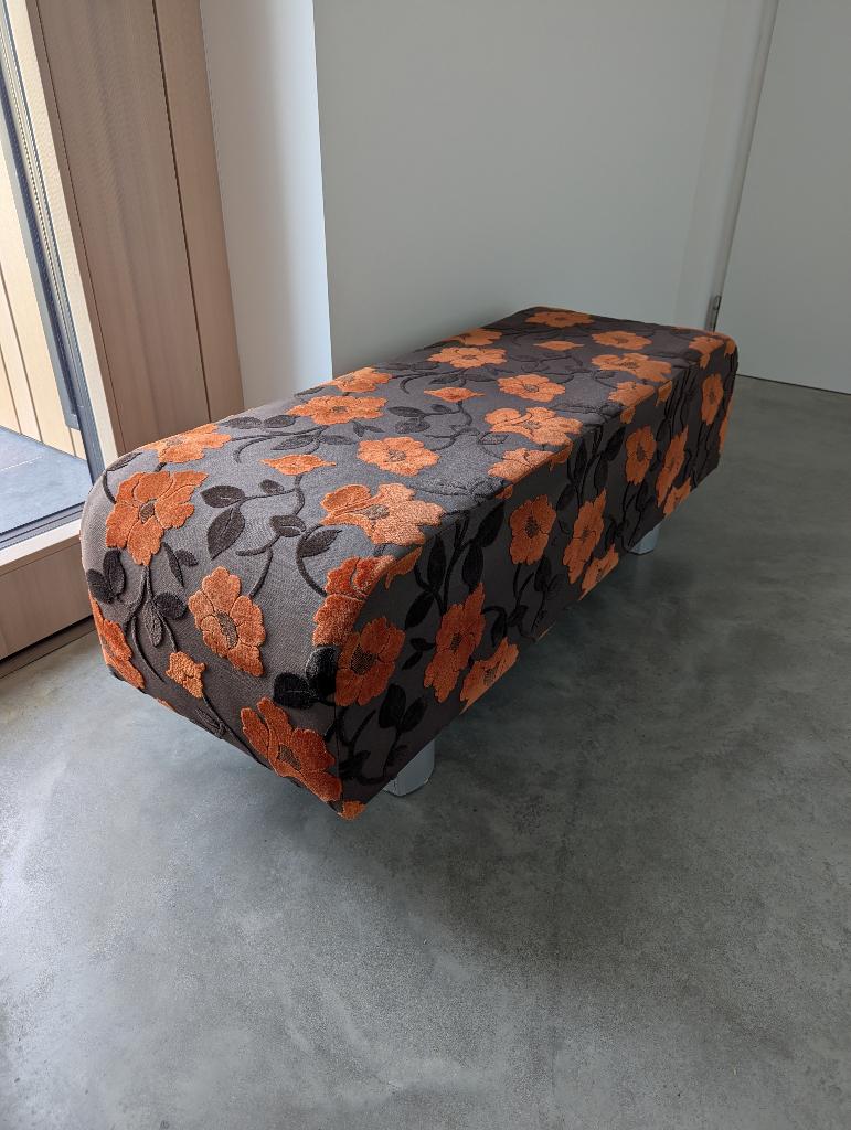 Hocker of poef donkerbruine stof oranje gebloemd, Ophalen, Minder dan 50 cm, 125 cm of meer, Zo goed als nieuw
