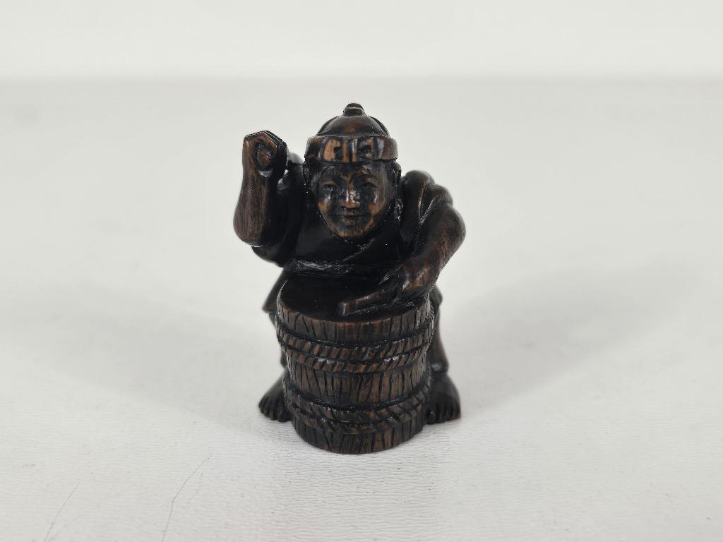 Netsuke man die mochisuki maakt, hout, Japan, Edo-periode, Houtsnijwerk, Minder dan 20 cm, Ophalen of Verzenden, Hout