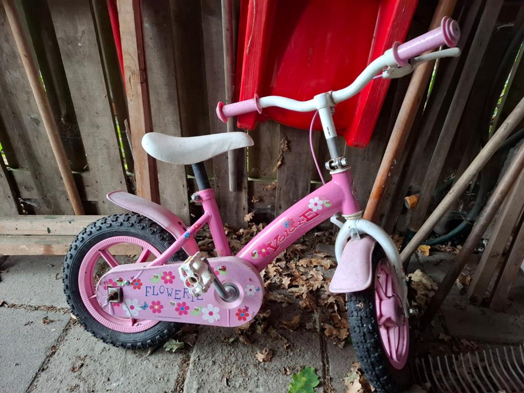 Meisjes fiets (12inch) roze (met gloednieuwe zijwieltjes), Fietsen en Brommers, Ophalen, Gebruikt, Terugtraprem