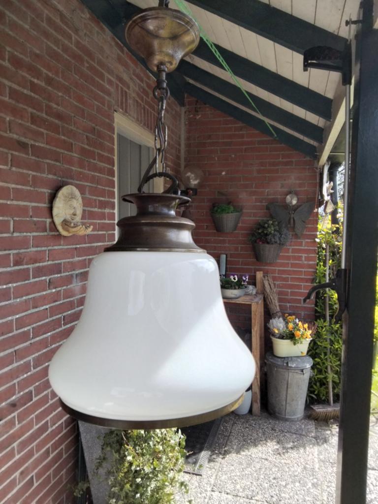 Zware melkglazen lamp met koperen accenten, Huis en Inrichting, Ophalen, Gebruikt, Glas, Klassiek, Tijdloos, Vintage