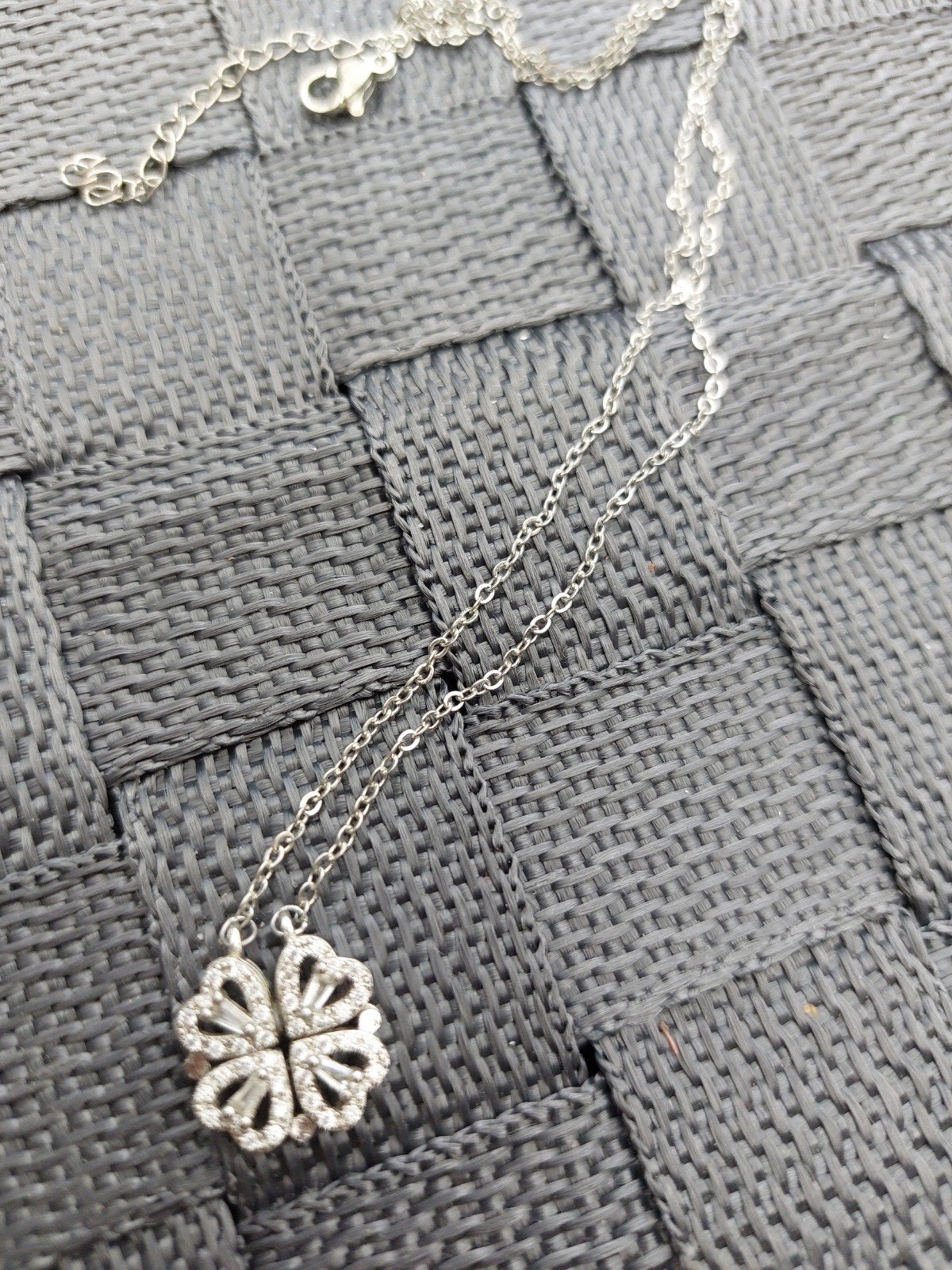 Zilverkleurige ketting met klavertje vier hanger, Ophalen of Verzenden, Zo goed als nieuw, Zilver, Overige materialen