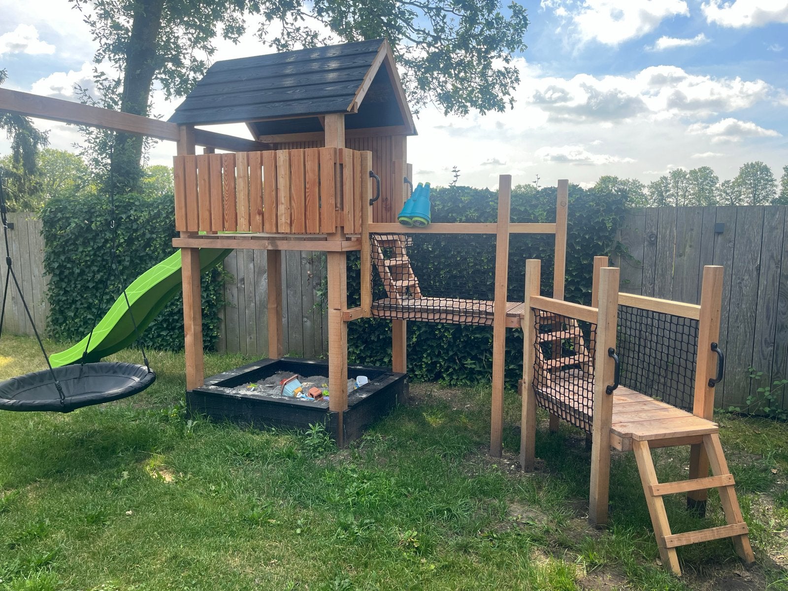 Houten Speeltoestel met Glijbaan, Zandbak en Schommel, Ophalen, Zo goed als nieuw, Glijbaan