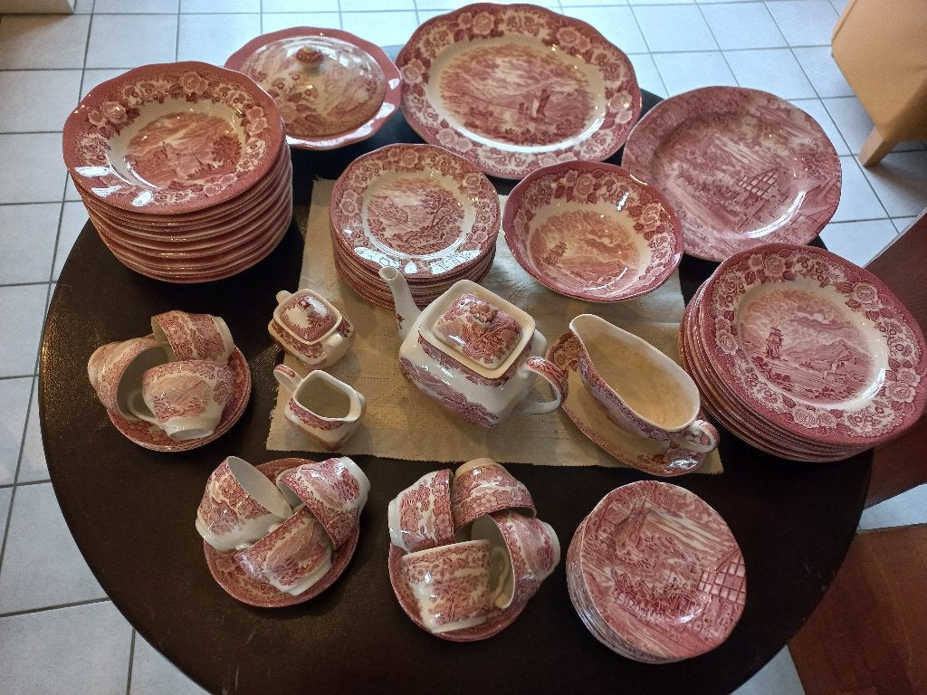 Wedgwood rood Scottish Loch servies 76 delig, Antiek en Kunst, Ophalen