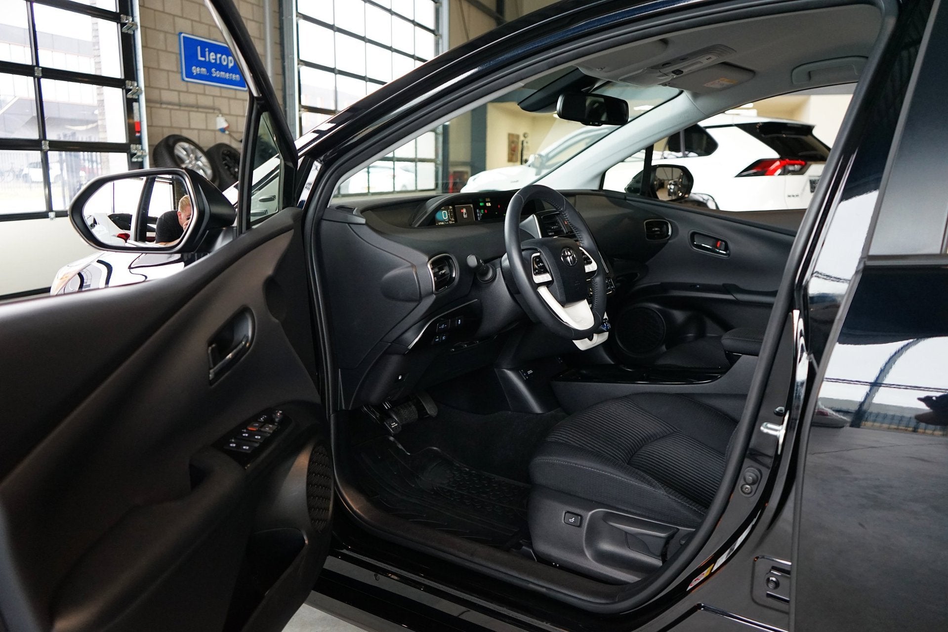 Toyota Prius 1.8 Executive|NAVI|CAMERA|STOELVERW|HUD|TREKHAA, Dealer onderhouden, Stof, Automatische klimaatregeling, Zwart