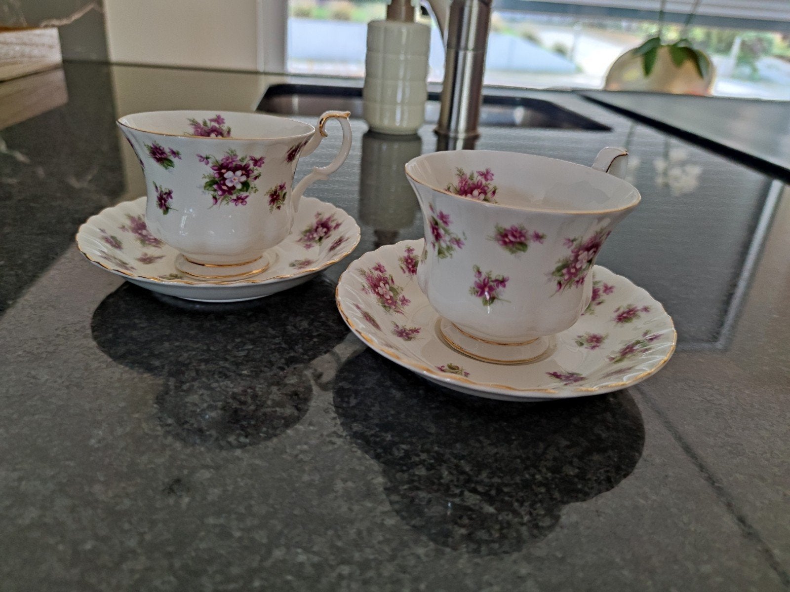 Royal Albert Sweet Violets kop en schotel (2 sets), Antiek en Kunst, Ophalen
