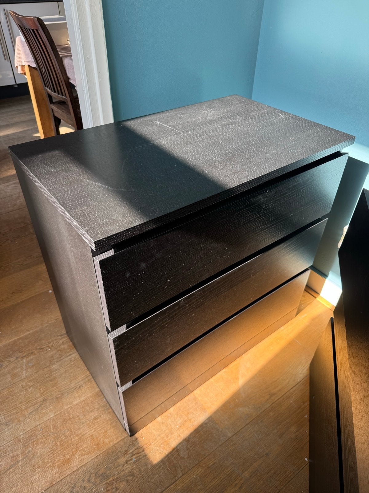 Zwarte IKEA MALM kast met drie lades