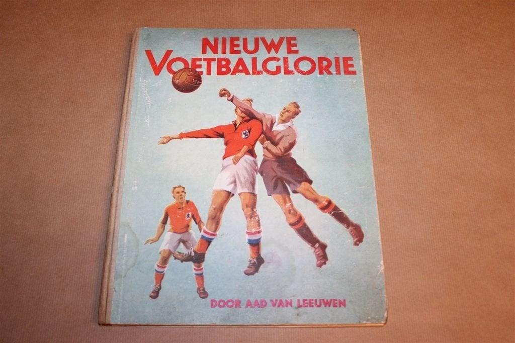 Nieuwe Voetbalglorie — Compleet Smith Plaatjesalbum 1947, Ophalen of Verzenden, Gelezen