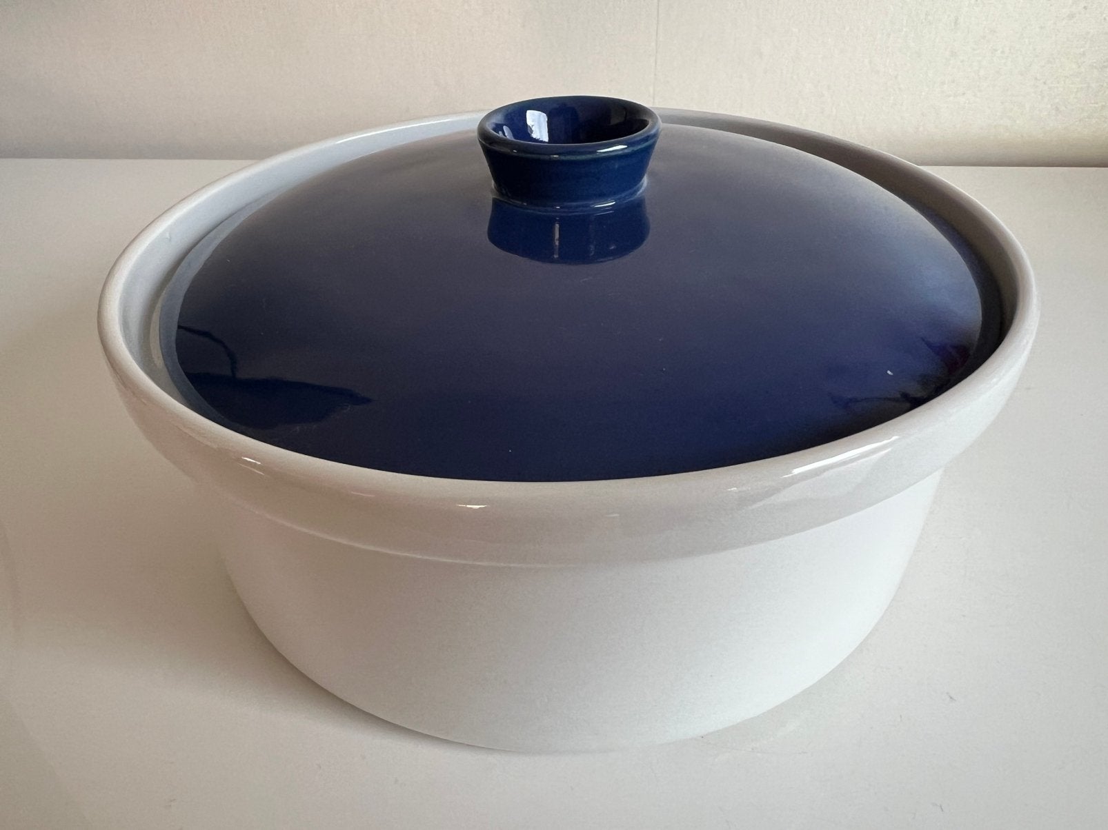 Arabia Kilta Grote Dekschaal Wit Blauw Kaj Franck 70’s, Huis en Inrichting, Keuken | Servies, Arabia, Keramiek, Ophalen of Verzenden