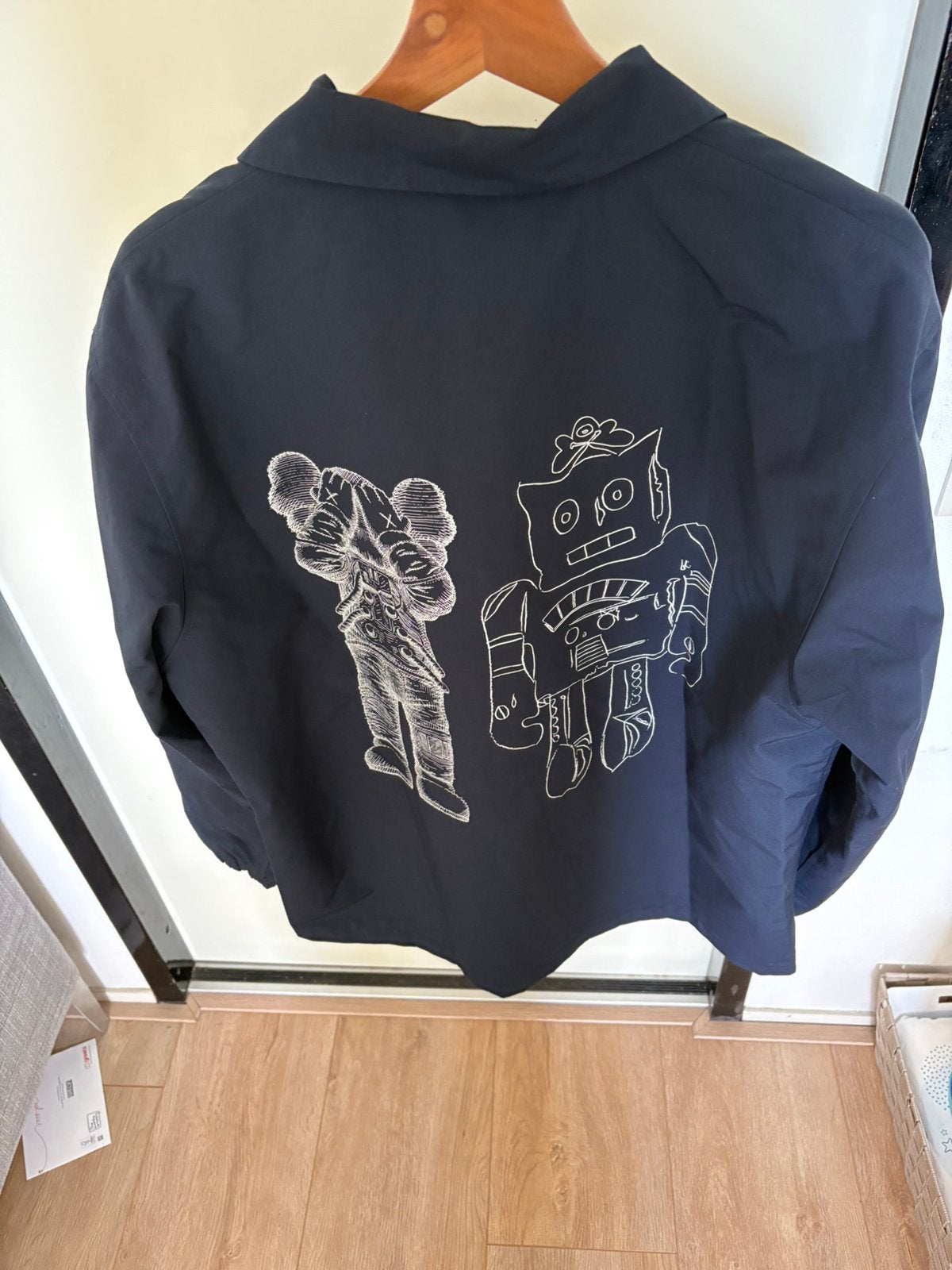UNIQLO x KAWS + Andy Warhol Coach Jacket – Navy/Blauw maat M, Ophalen, Zo goed als nieuw, Blauw