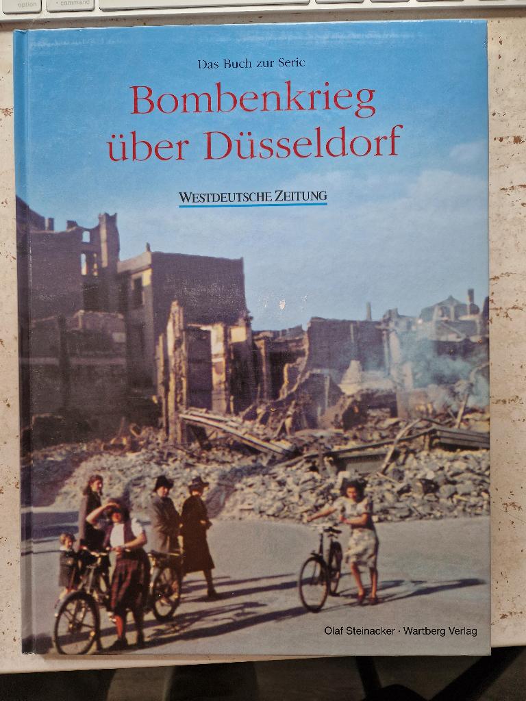 Bombenkrieg über Düsseldorf / Westdeutsche Zeitung, Ophalen of Verzenden, Tweede Wereldoorlog, Zo goed als nieuw