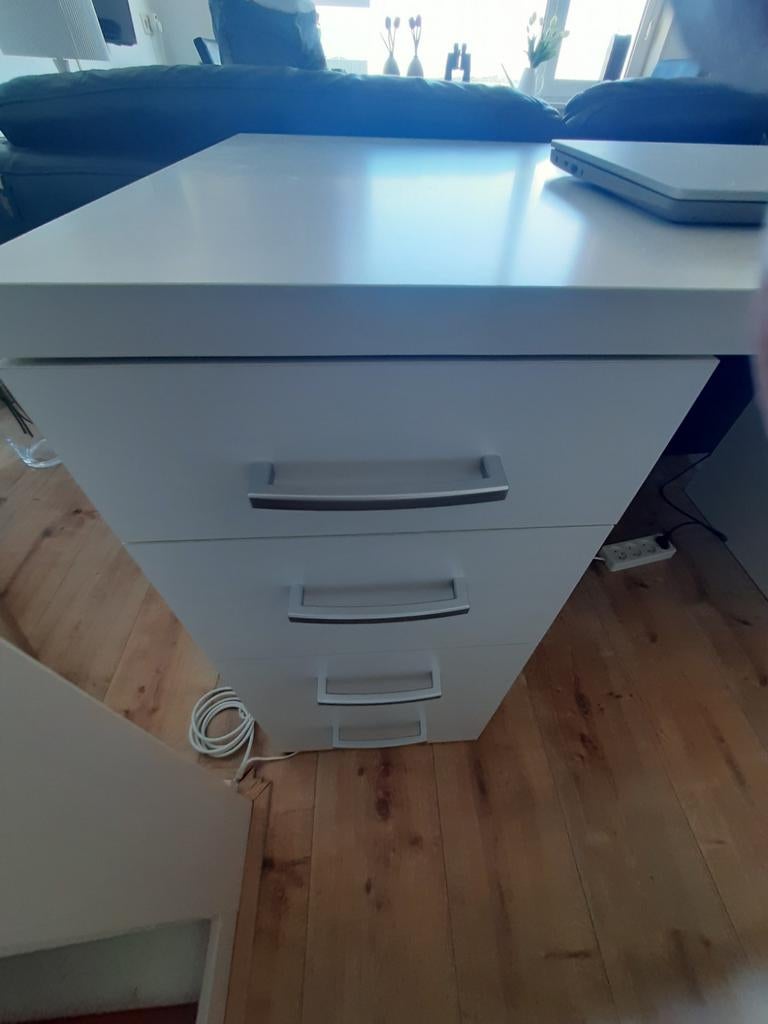 Wit bureau met 4 lades - Ideaal voor thuiswerkplek, Huis en Inrichting, Bureaus, Met lades, Gebruikt, Spaanplaat of MDF, Ophalen of Verzenden