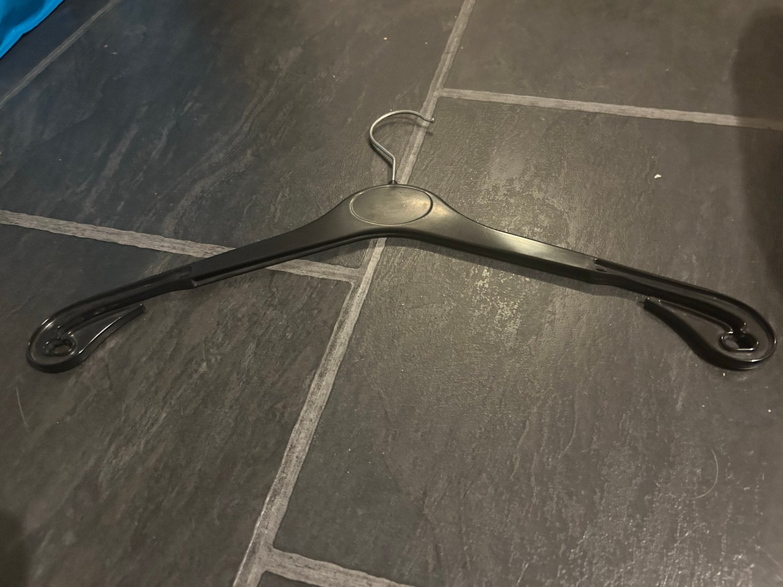 Ongeveer 30 plastic kleerhangers, Verzenden, Gebruikt, Kunststof, Volwassenen