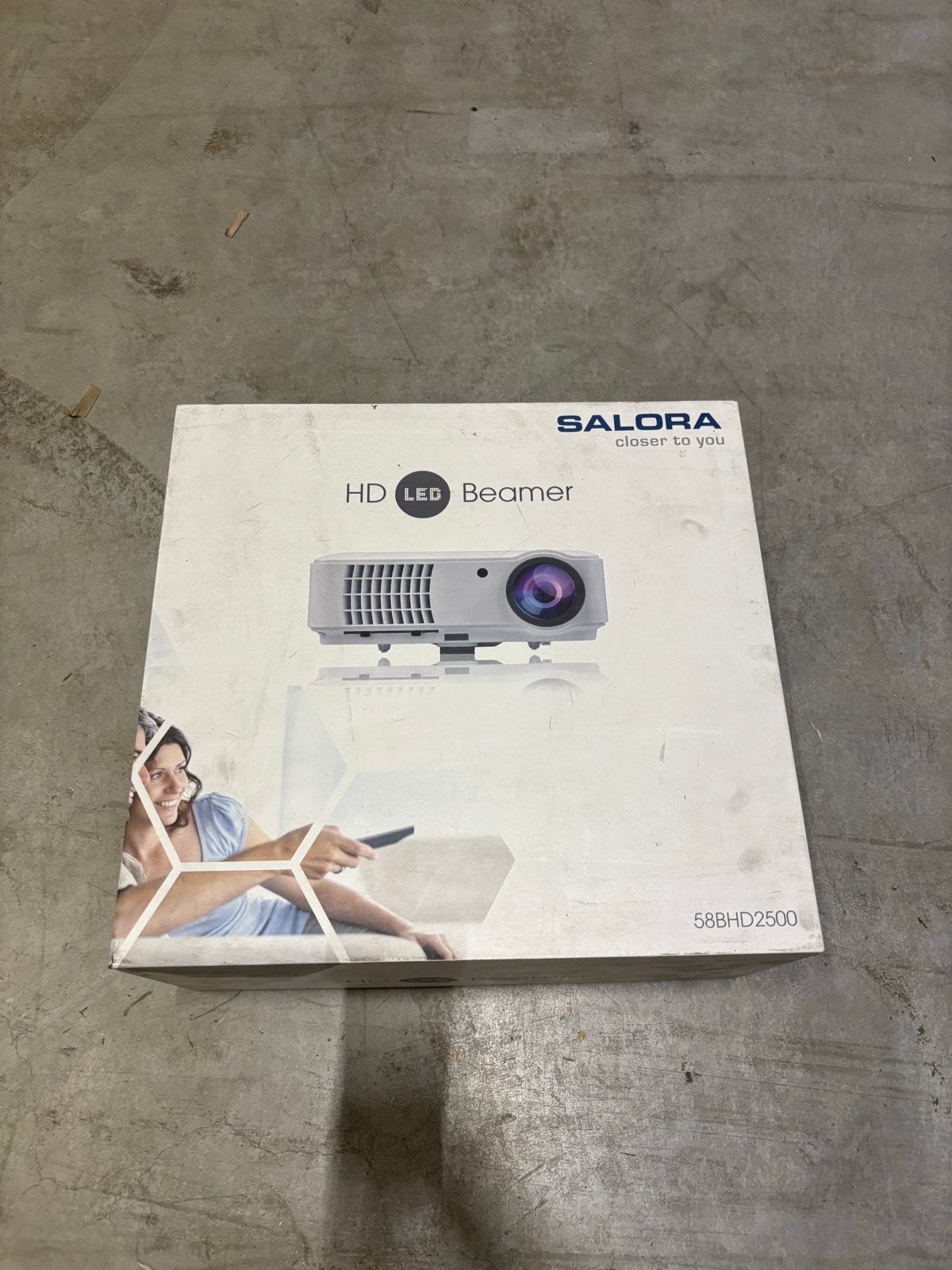 Salora HD LED Beamer 58BHD2500 - Nieuw in doos, Ophalen of Verzenden, Nieuw, LED, HD (720)