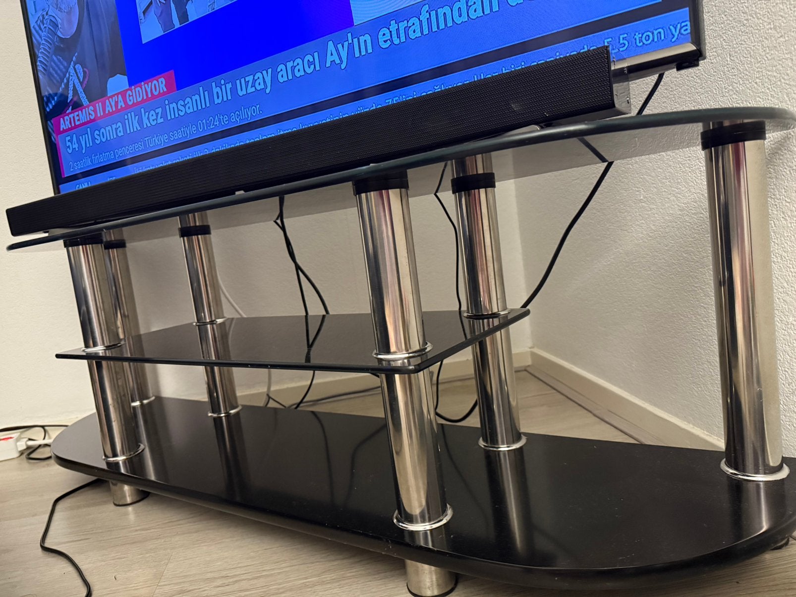 Gratis af te halen: glazen tv-meubel / tv-standaard, Gebruikt, Glas, Minder dan 100 cm, 25 tot 50 cm