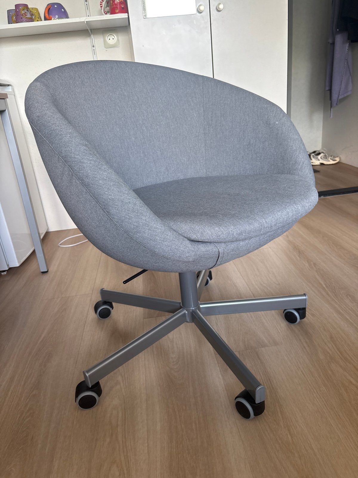 IKEA SKRUVSTA Bureaustoel Vissle grijs - 2 jaar oud, Huis en Inrichting, Ophalen, Gebruikt, Grijs, Bureaustoel