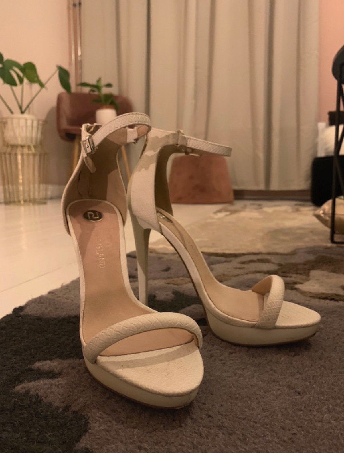 River Island Witte Hakken met Enkelbandje, Pumps, Wit, Ophalen of Verzenden, Zo goed als nieuw