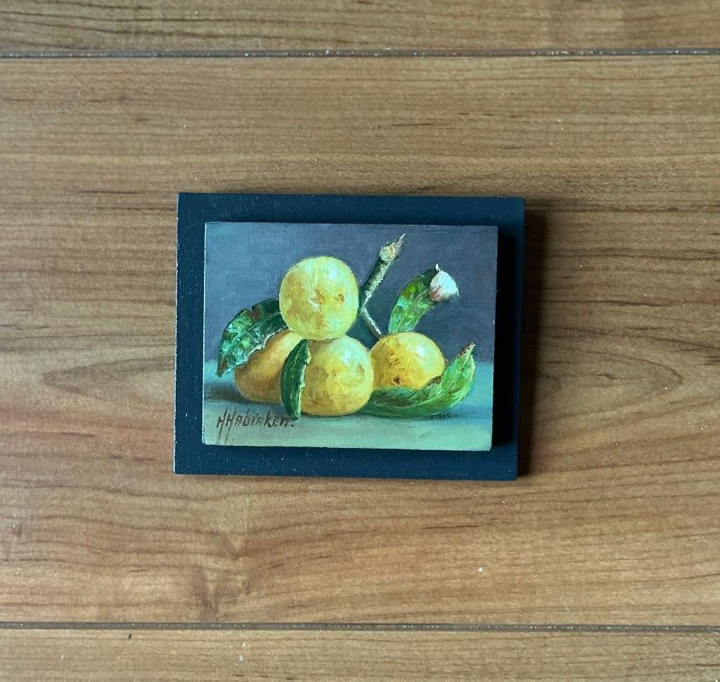 Schilderij gele pruimen op tafel. Hans Habraken., Ingelijst, Paneel, Realistisch, Stilleven