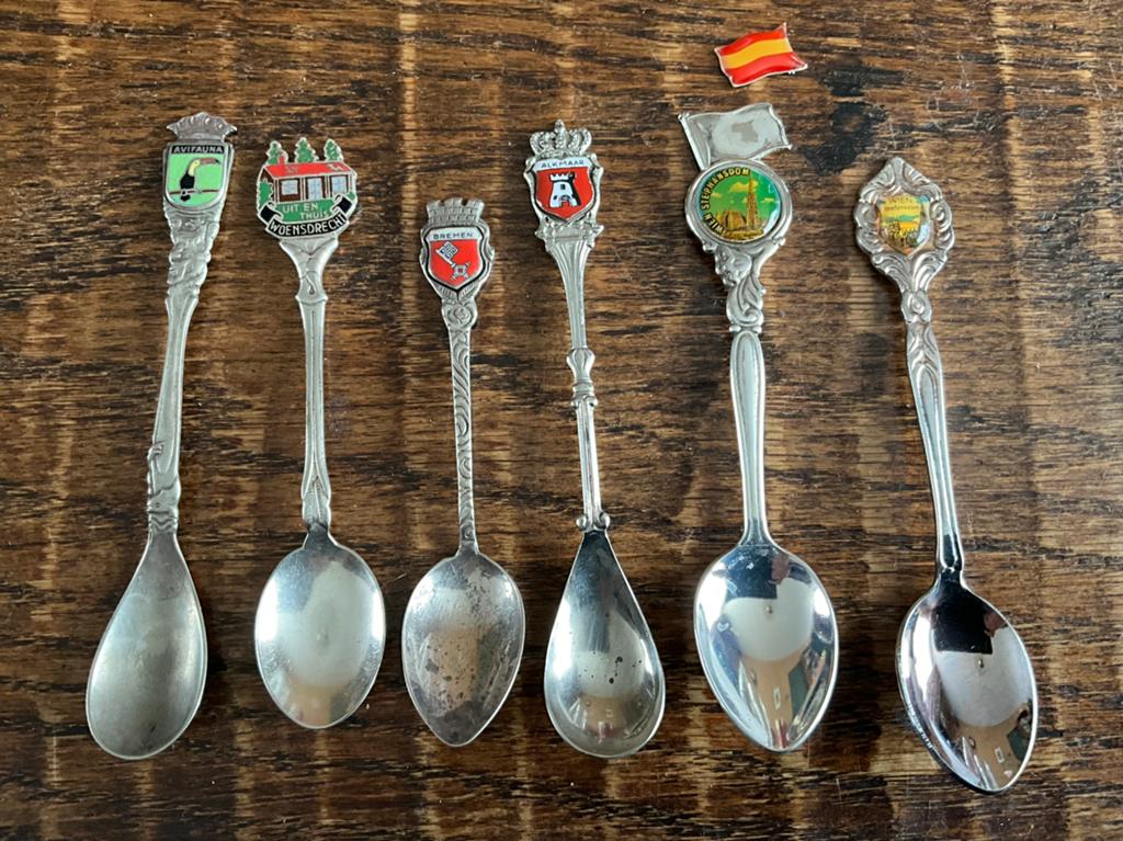 5 vintage souvenir lepeltjes met stadswapens of afbeeldingen, Antiek en Kunst, Antiek | Bestek, Ophalen