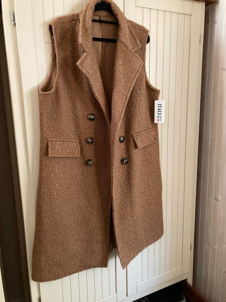 Nieuw lang bouclé gilet met sierknopen - Maat 44/46, Ophalen of Verzenden, Nieuw, Maat 42/44 (L), Bruin