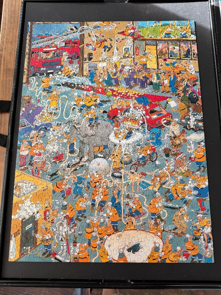 Ceaco Cartoon Capers - Haasteren Fire Station 550 stukjes, Ophalen of Verzenden, 500 t/m 1500 stukjes, Gebruikt, Legpuzzel