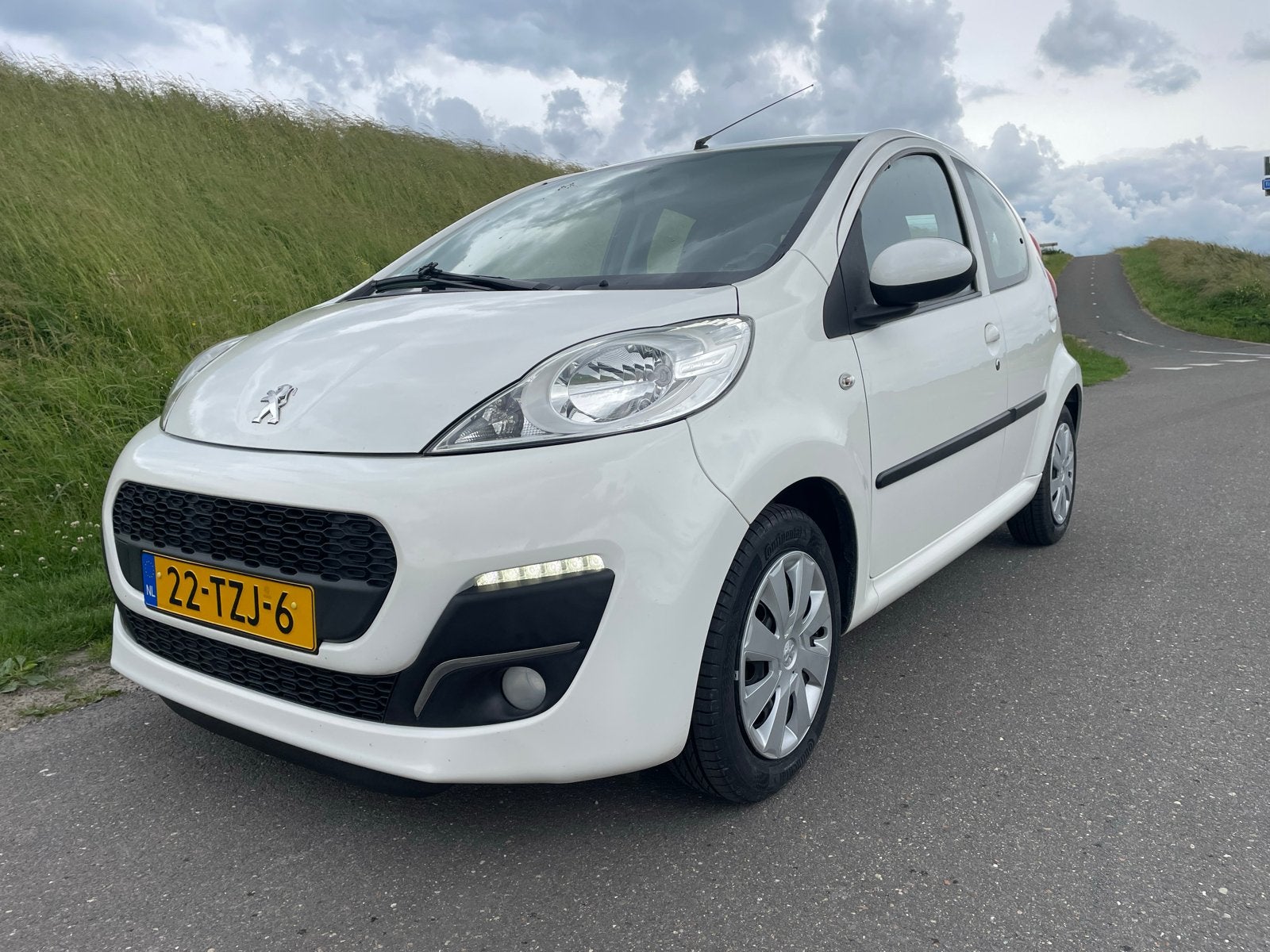‼️ 13.500 km! ‼️Peugeot 107 Active  AIRCO- 5drs -nieuwstaat!, Voorwielaandrijving, Zwart, 4 stoelen, Origineel Nederlands