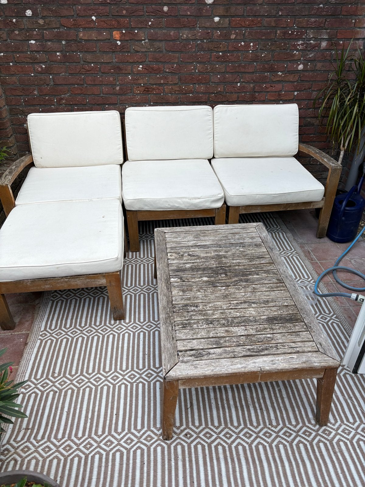 Gratis: Houten loungeset met beschadigde kussens, Tuin en Terras, Tuinsets en Loungesets, Ophalen, 4 zitplaatsen, Gebruikt, Loungeset