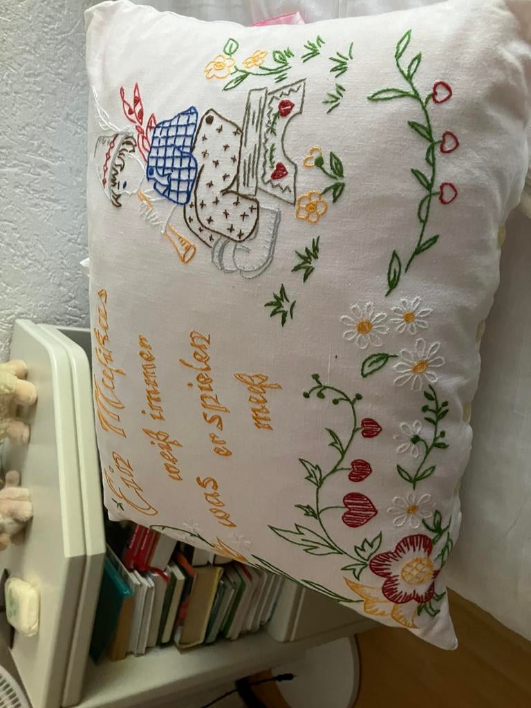 Leuk geborduurd kussen voor kinderkamer, Ophalen of Verzenden, Zo goed als nieuw