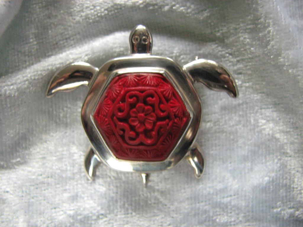 Mooie Zilveren Hanger / Broche met Red Carved Cinnabar - S, Verzenden, Zilver, Hanger