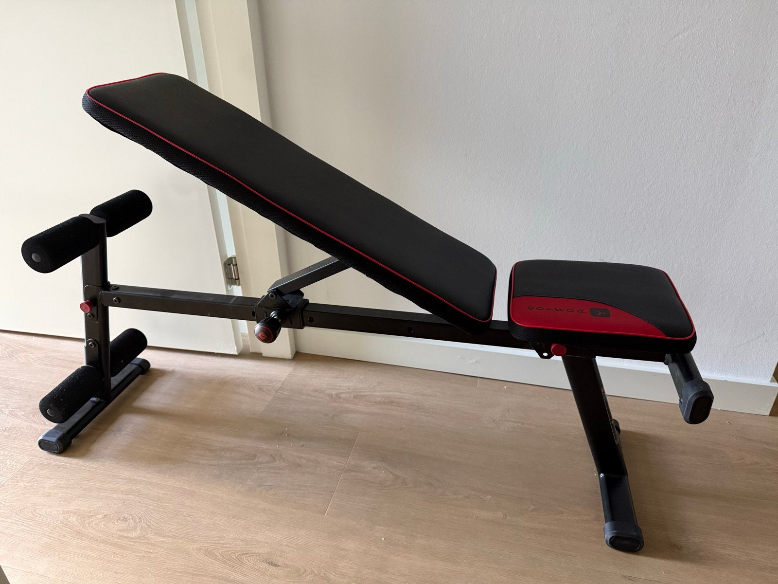 Domyos Fitnessbank 500 - Verstelbaar en Compact, Ophalen, Zo goed als nieuw, Armen, Fitnessbank