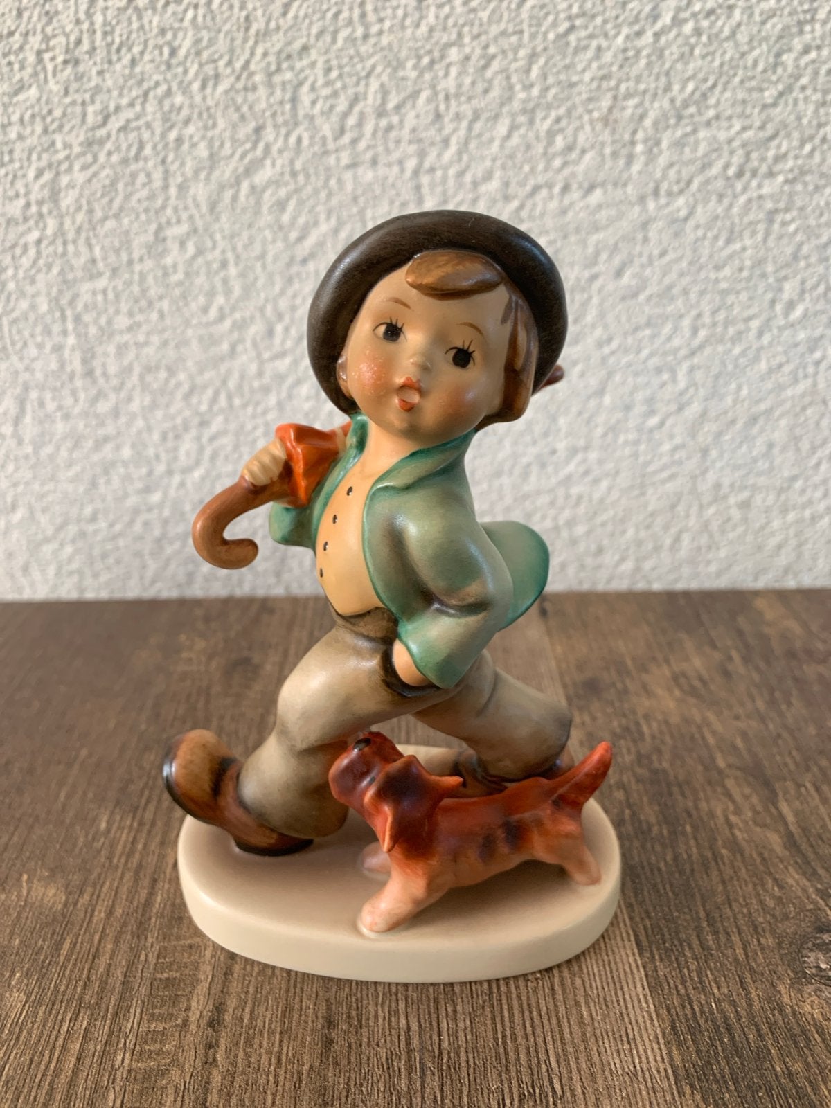 Vintage Hummel beeldje: Jongen met hond en paraplu, Verzenden, Zo goed als nieuw, Hummel