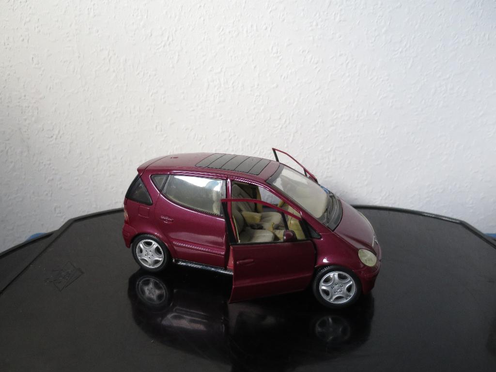 mooie mercedes A klasse longvergen modelauto, Hobby en Vrije tijd, Modelauto's | 1:18, Ophalen of Verzenden, Gebruikt, Auto, Bburago
