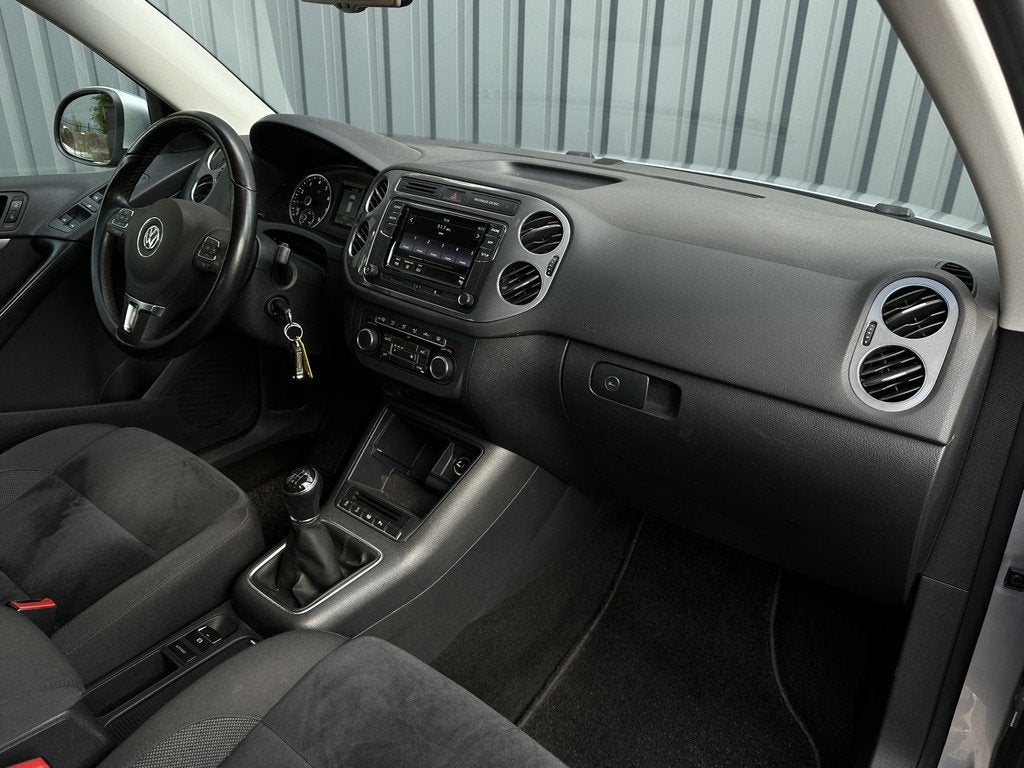 Volkswagen Tiguan 1.4 TSI 160 pk Sport&Style Trekhaak, Carpl, Voorwielaandrijving, Euro 5, 15 km/l, Zwart