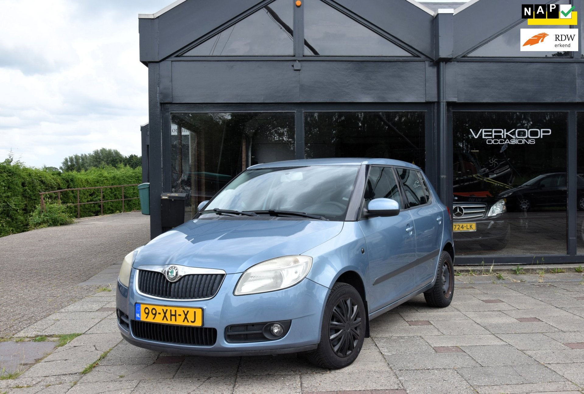 Skoda Fabia 1.6-16V Ambiente| Automaat | Carplay | Airco, Auto's, Skoda, Gebruikt, 4 cilinders, Blauw, 49 €/maand