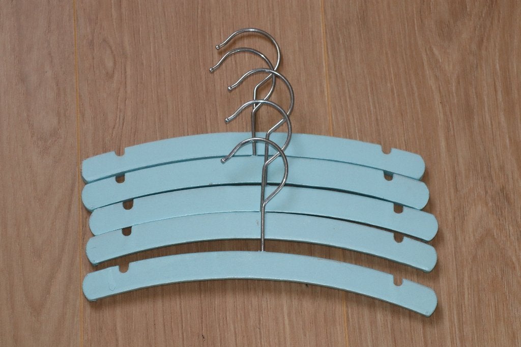 5 houten baby kledinghangers (lichtblauw), Ophalen of Verzenden, Gebruikt
